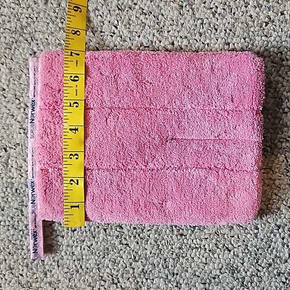 Norwex Pink Bathroom Scrub Mitt - Picture 9 of 10